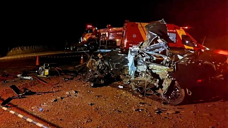 Imagem mostra carro destruído após batida em caminhão na rodovia GO-206, na zona rural do município goiano de Quirinópolis. O Corpo de Bombeiros trabalha no local. Carro fica destruído após batida em caminhão na rodovia GO-206, na zona rural do município goiano de Quirinópolis
