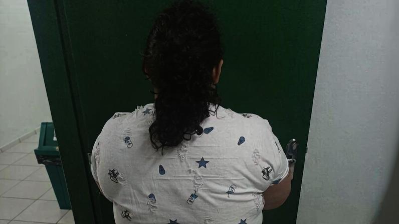 Mulher de 37 anos foi presa por enganar famílias afirmando ser adolescente