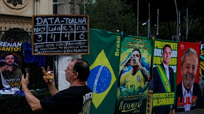 Osvaldo das Toalhas exibe o "Data-Toalha", enquete criada em seu ponto de venda na esquina da alameda Lorena com a avenida Nove de Julho, na região dos Jardins, em São Paulo