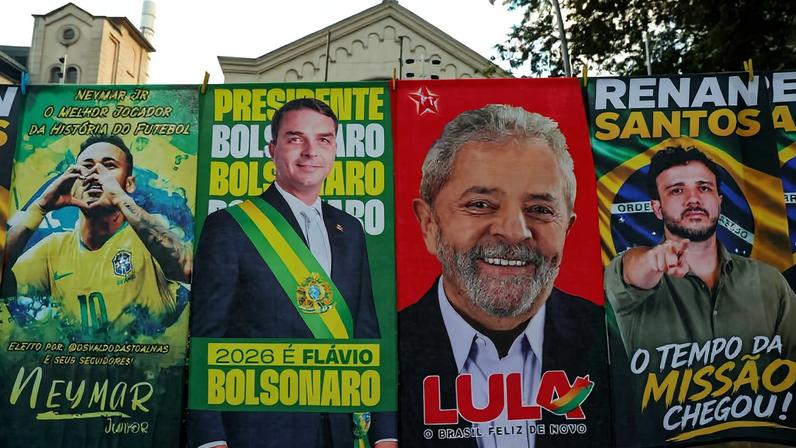 Osvaldo das Toalhas exibe o Data-Toalha, enquete criada em seu ponto de venda na esquina da Alameda Lorena com a avenida Nove de Julho, na região dos Jardins, em São Paulo. O painel reúne os nomes do presidente Lula, de Flávio Bolsonaro, Renan Santos e do jogador Neymar, e contabiliza a preferência dos clientes que passam pelo local.