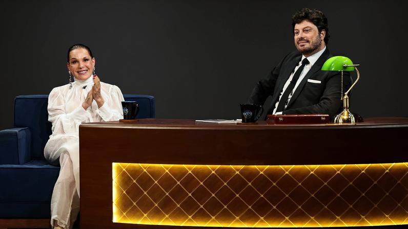 Carolina Ferraz no The Noite com Danilo Gentili, do SBT