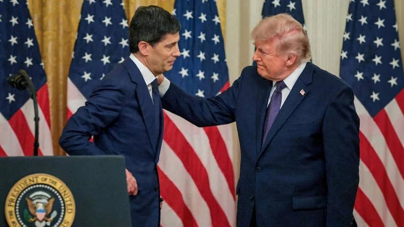 Kevin Warsh e Donald Trump se cumprimentam após Warsh tomar posse como presidente do Federal Reserve