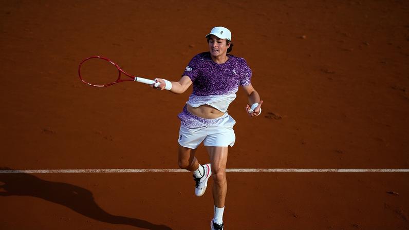 João Fonseca durante partida contra o tcheco Jakub Mensik, em Roland Garros