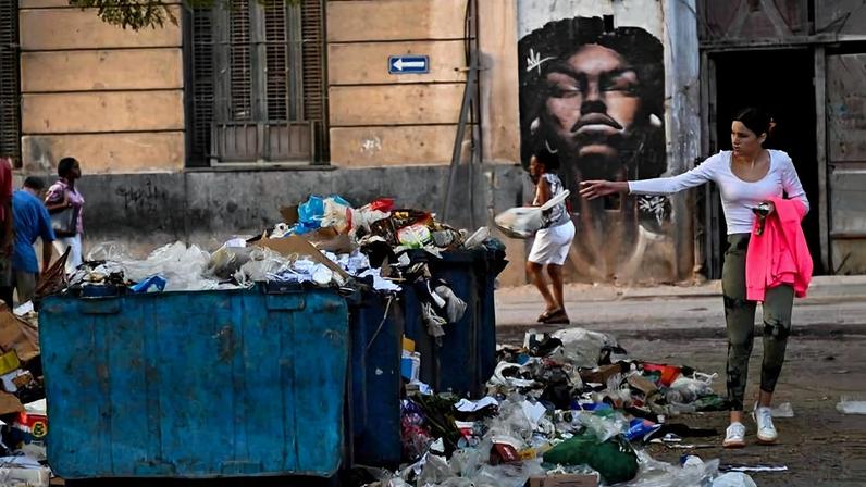 Lixo toma ruas de Havana, expondo crise em Cuba