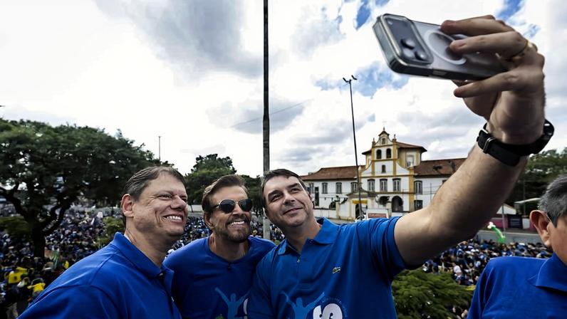 Governador Tarcisio de Freitas, apóstolo Estevam Hernandes e Flavio Bolsonaro fazem selfie na Marcha para Jesus