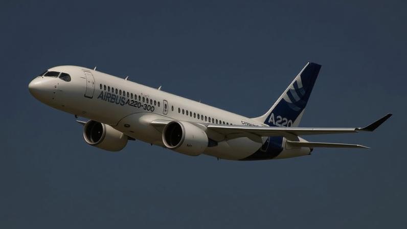 Avião Airbus A220-300 em voo na França; empresa planeja lançar modelo maior do jato