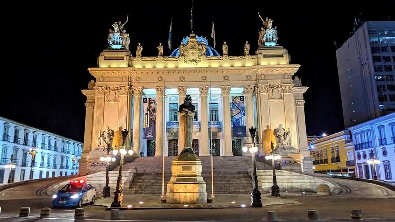 O Palácio Tiradentes foi construído há cem anos para ser a sede do Congresso Nacional e hoje é a casa da Assembleia Legislativa do Estado do Rio de Janeiro