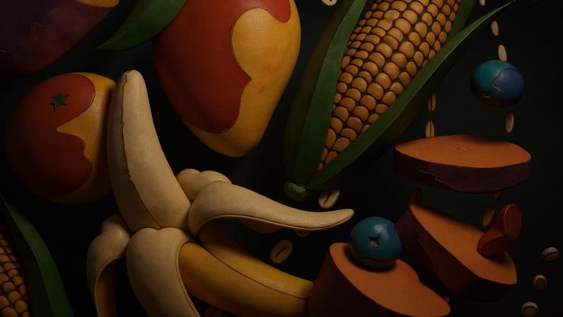 Ilustração com banana descascada, manga, milho, batata-doce roxa, mirtilos e feijões sobre fundo verde.