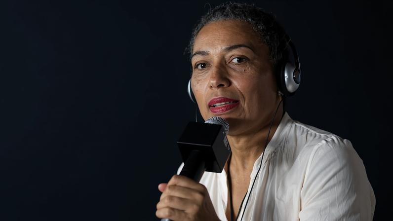 Escritora francesa Estelle-Sarah Bulle participa da mesa 'Laços de família' na praça Charles Miller, no Pacaembu.