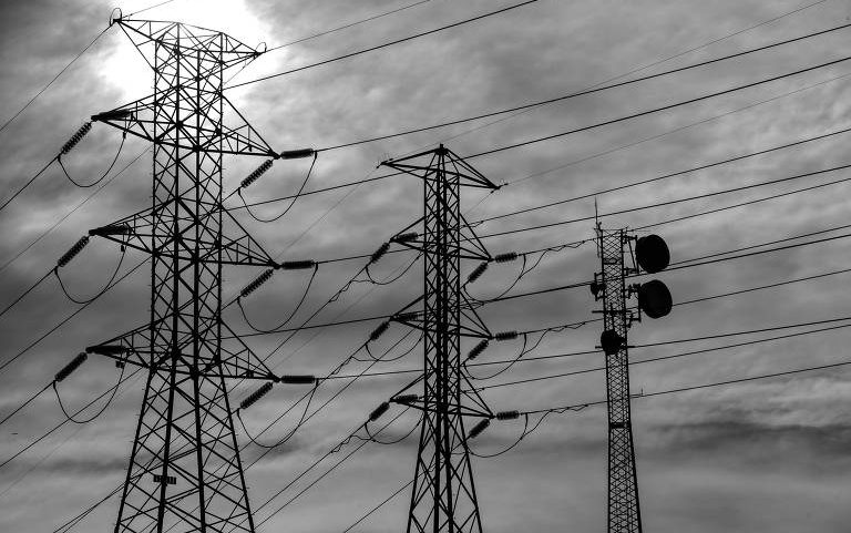 Torres de alta tensão de empresa de distribuição de energia, em São José dos Campos (SP)