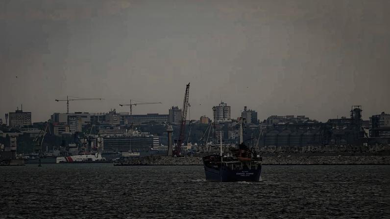 Embarcação perto de porto da Romênia no mar Negro