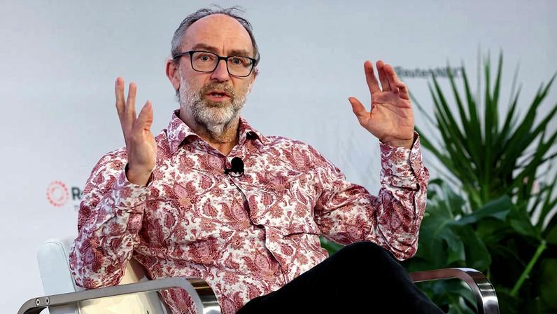 Cofundador da Wikipédia Jimmy Wales durante evento da agência Reuters em Nova York em dezembro de 2025