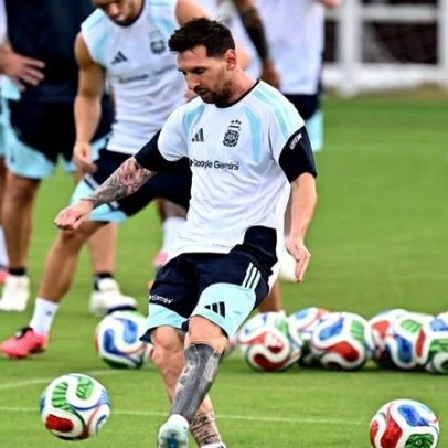 Messi está bem e tranquiliza a Argentina, diz Scaloni