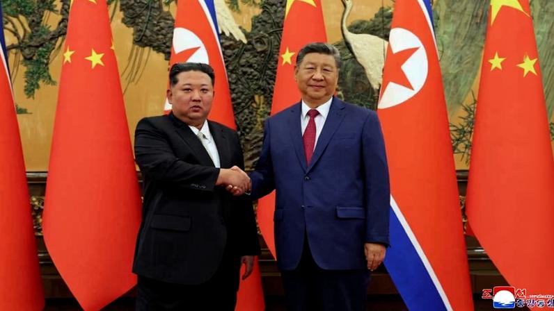 Kim Jong-un (esq.) e Xi Jinping, em Pequim, durante visita do norte-coreano à China em setembro de 2025
