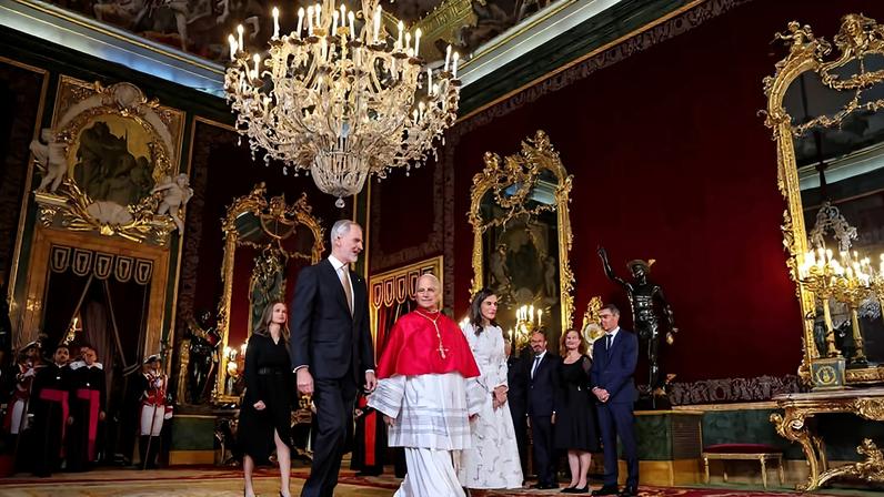 O papa Leão 14 é recebido pelo rei Felipe 6º (esq.), pela rainha Letizia (dir.) e pelas filhas Leonor e Sofia, junto com o premiê Pedro Sánchez, no Salão do Trono do Palácio Real, em Madri
