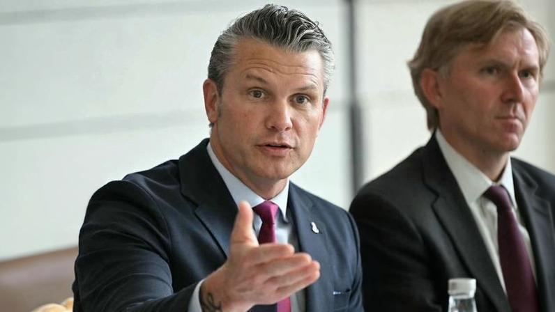 O secretário de Defesa dos EUA, Pete Hegseth, discursa antes de se reunir com o ministro das Forças Armadas e Veteranos da França em Colleville-sur-Mer, no noroeste francês