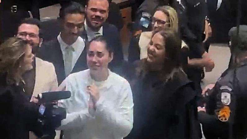 Monique Medeiros, mãe de Henry Borel, comemora perdão judicial no julgamento pela morte do filho