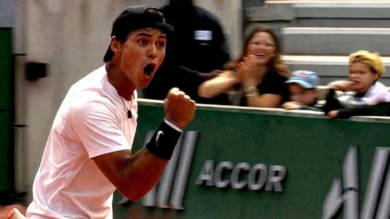 Goiano Luis Augusto Queiroz Miguel, 17, o Guto Miguel, celebra vitória sobre o norte-americano Michael Antonius, 16, por 6/3 e 6/4, na final juvenil de Roland Garros