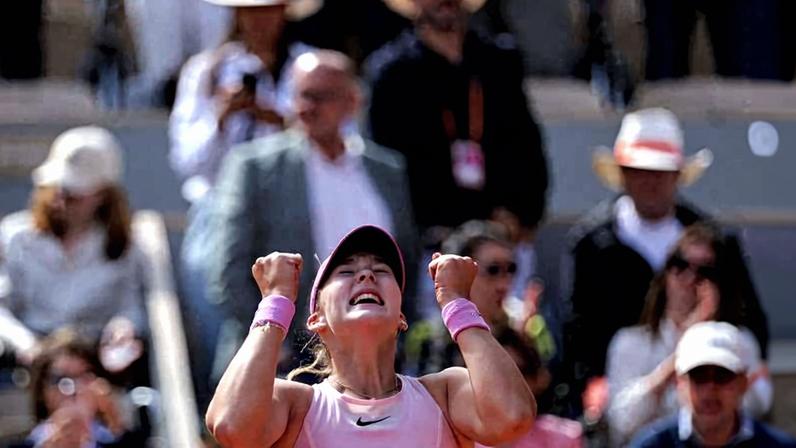 Mirra Andreeva celebra o título de Roland Garros após vencer a polonesa Maja Chwalinska por 2 a 0