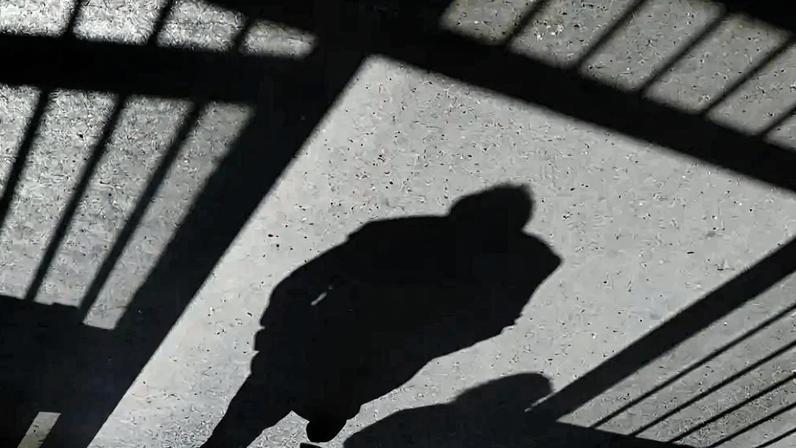 Sombras de grades no chão; Suécia quer mandar jovens para a prisão para combater crime organizado