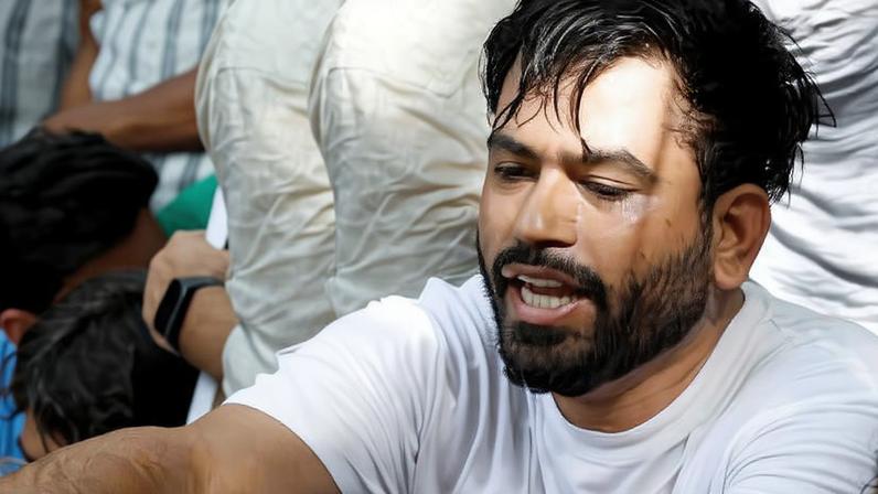 Abhijeet Dipke, líder do 'Partido das Baratas', chega à manifestação do movimento em Nova Déli, na Índia, com um exemplar da Constituição do país na mão