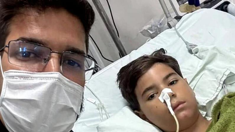 Lucas Nemezio e o filho, João Lucas, no hospital; menino foi mordido por tubarão e perdeu a perna