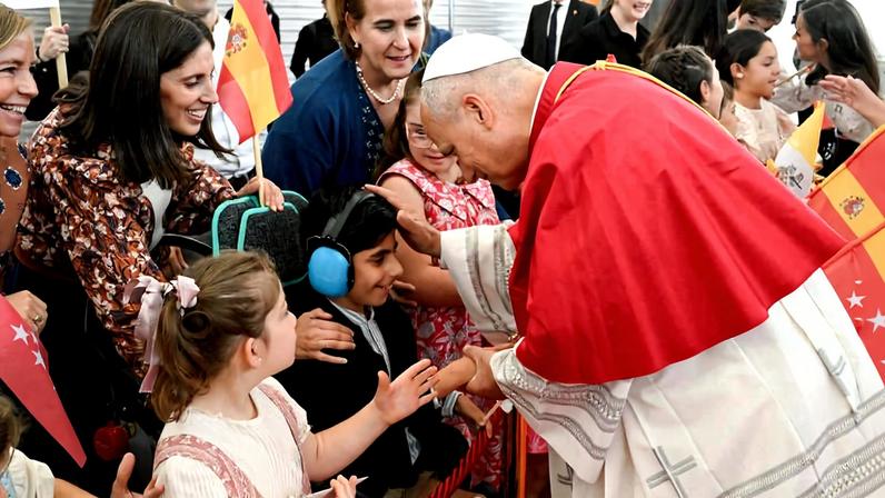 Papa Leão 14 com crianças perto do aeroporto de Madri, na Espanha; visita terá ainda passagens por Barcelona e Ilhas Canárias