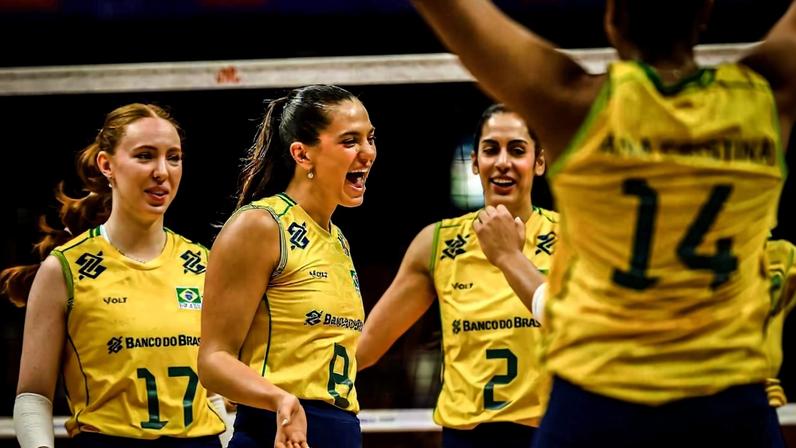 Brasileiras comemoram ponto na vitória por 3 sets a 0 contra a Bulgária no ginásio Nilson Nelson, em Brasília. O Brasil manteve o 100% de aproveitamento na Liga das Nações feminina de vôlei.