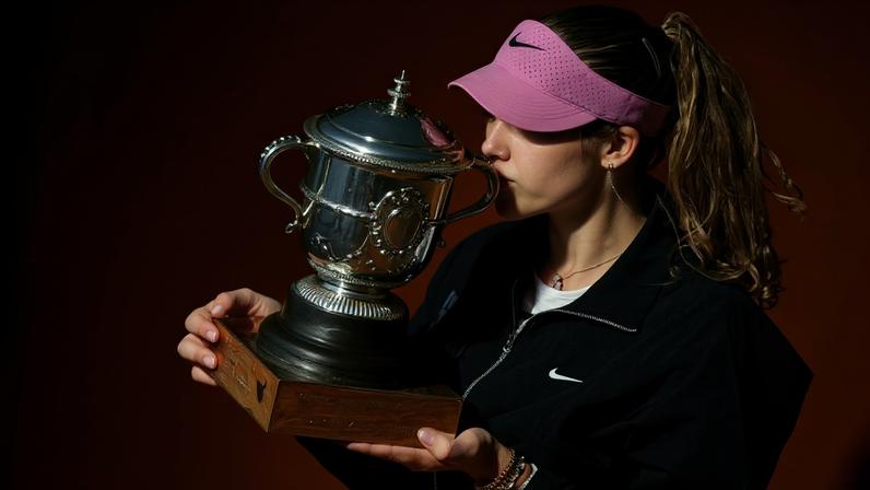 Mirra Andreeva beija troféu de Roland Garros; russa de 19 anos venceu seu primeiro Grand Slam
