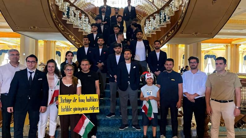 Mehdi Torabi e Alireza Jahanbakhsh posam com companheiros de time e torcedores no aeroporto de Antalya, na Turquia, antes da partida da delegação iraniana para o México, onde ficarão hospedados durante a Copa do Mundo