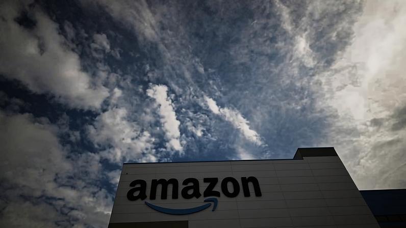 Prédio com o logo da Amazon em Londres, Reino Unido