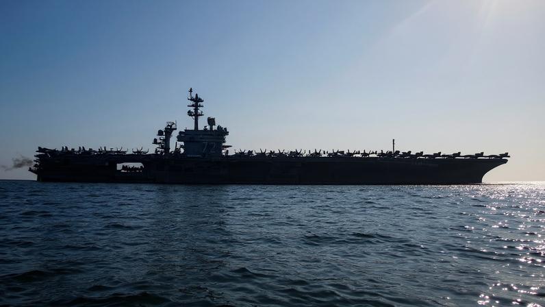 Porta-aviões USS Abraham Lincoln (CVN 72), da classe Nimitz, navega no Mar da Arábia