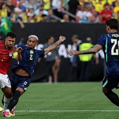 Wesley deixa campo chorando e agrava crise na lateral