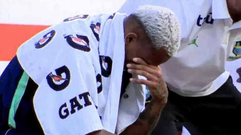 Wesley chora após deixar o campo lesionado durante duelo contra o Egito