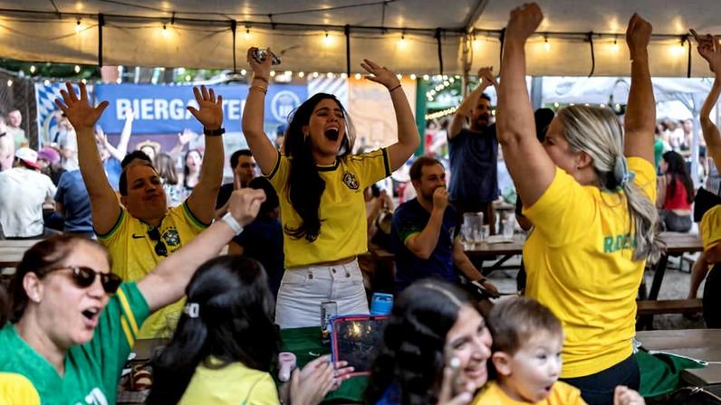 Torcedores brasileiros comemoram o segundo gol do Brasil contra o Egito em bar no bairro de Astoria, no Queens, em Nova York