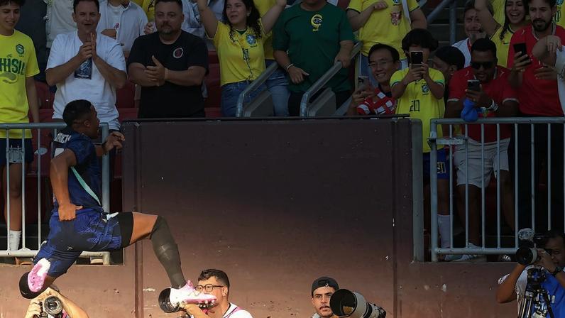 Endrick celebra o gol da vitória do Brasil sobre o Egito