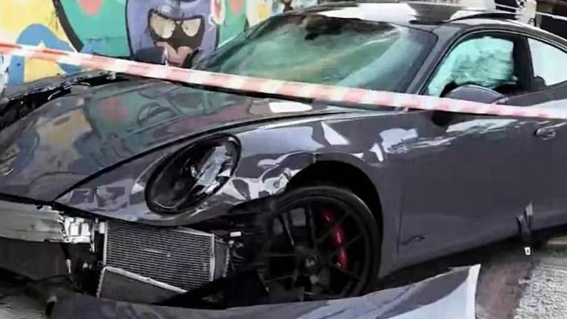 Carro do influenciador Fábio Giga após bater em outros veículos