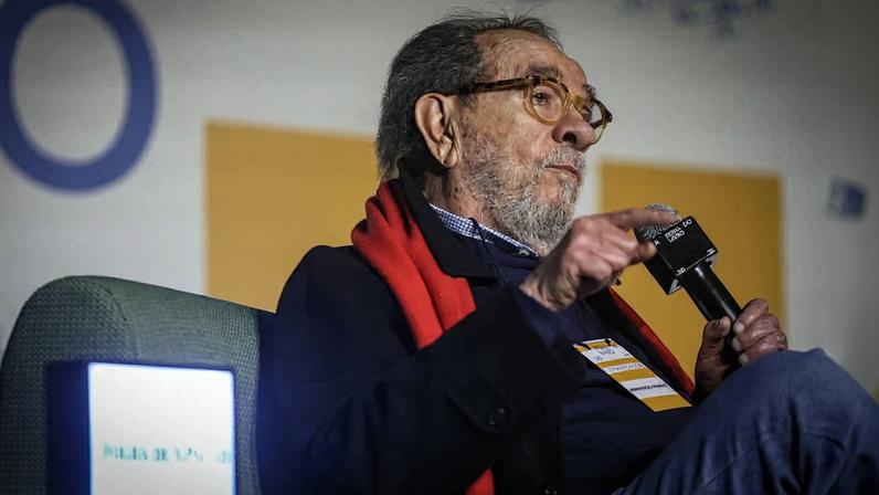 Fernando Morais em mesa na Feira do Livro, no Pacaembu, em São Paulo