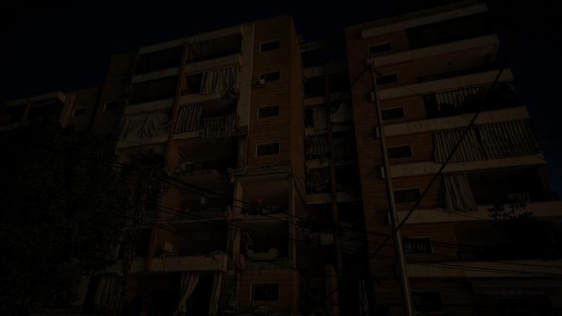 Socorristas inspecionam os danos no local de um ataque aéreo israelense contra um edifício residencial em Beirute