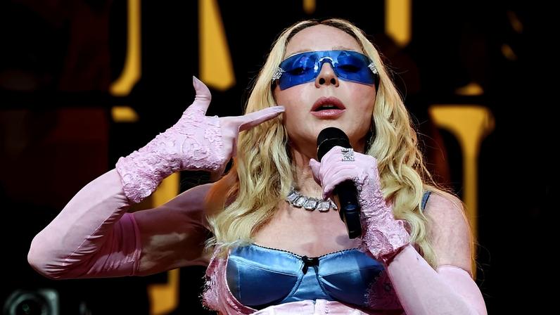 Madonna se apresenta durante show surpresa na Times Square, em Nova York, EUA