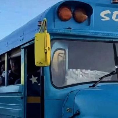 Seleção de Curaçao vira sensação da Copa com elenco em ônibus escolar