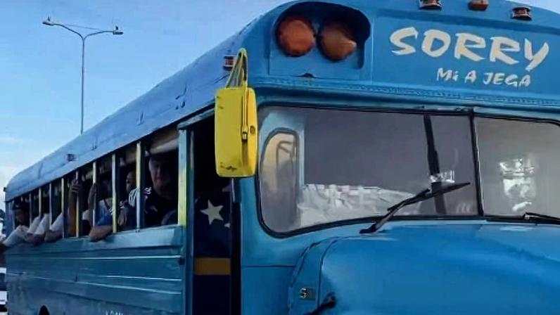 Seleção de Curaçao usa ônibus escolar para Copa