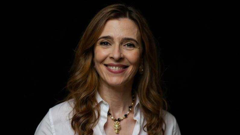 Carmita, prsonagem de Deborah Evelyn em 'Quem Ama Cuida'