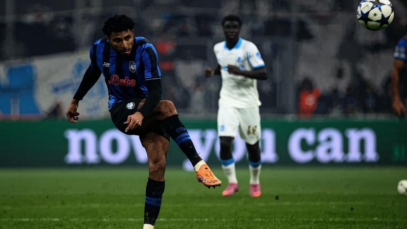 Éderson em ação pela Atalanta em partida contra o Olympique de Marseille válida pela Champions League