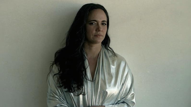A cantora Tiê lança o disco 'Esgotada'