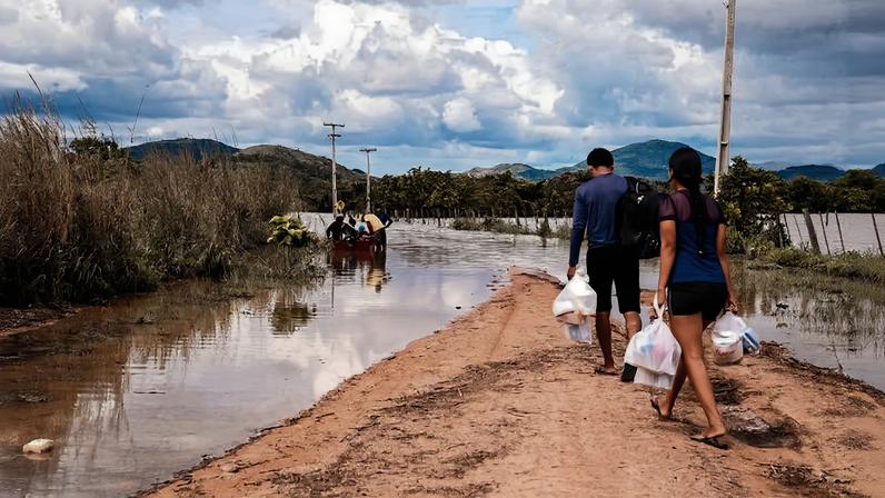 Estrada de terra alagada pelas chuvas, que já deixaram nove municípios de Roraima em emergência