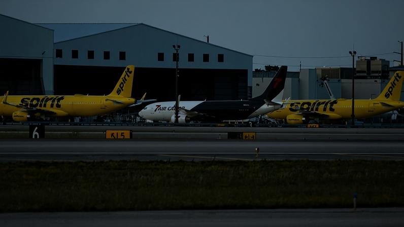Aviões da Spirit Airlines no aeroporto internacional de Miami (EUA); companhia anunciou fim das atividades em maio