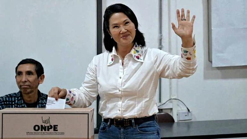 A candidata à Presidência do Peru Keiko Fujimori, do partido Força Popular, acena enquanto vota em uma seção eleitoral durante o segundo turno das eleições presidenciais em Lima