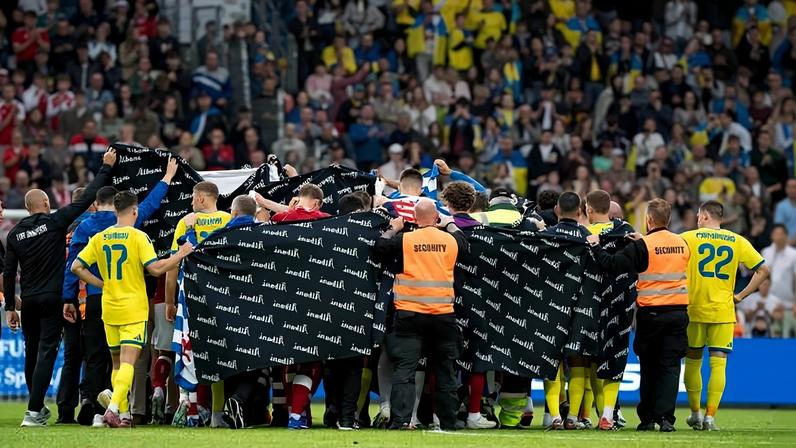 Jogadores ao redor de Christian Eriksen, que passou mal em campo
