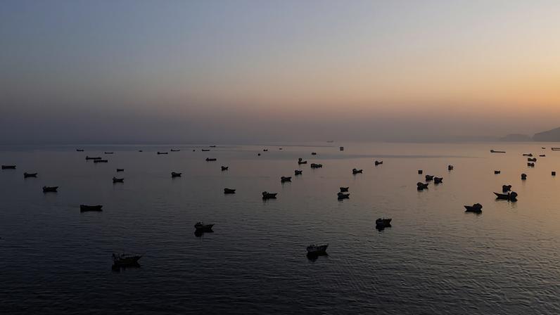 Navios no estreito de Hormuz vistos a partir de Musandam, Omã, na última quarta-feira (3)